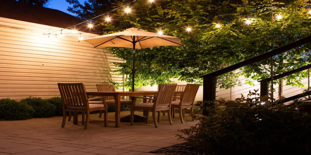 Infographic comparing solar garden lighting solutions and grid-powered outdoor lighting